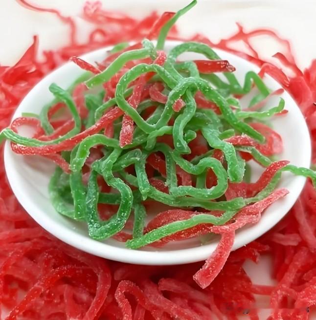 小的时候家里穷，中秋节都是吃的那种特别廉价的广式月饼。里面有亮冰糖，还有青红丝。