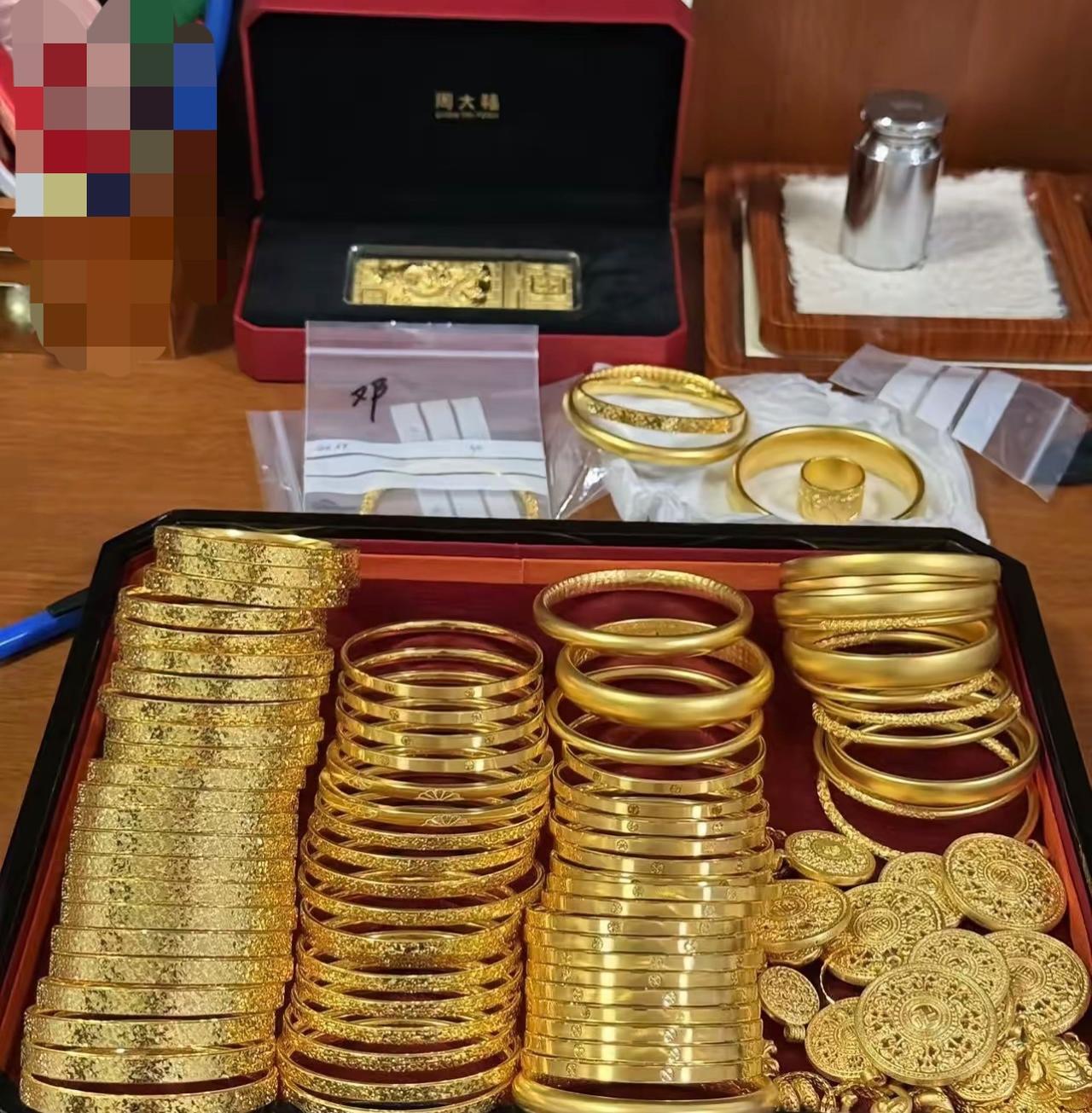 现在买黄金卖黄金的，真要悔到拍大腿！315刚到，多家银行突然对积存金出手限