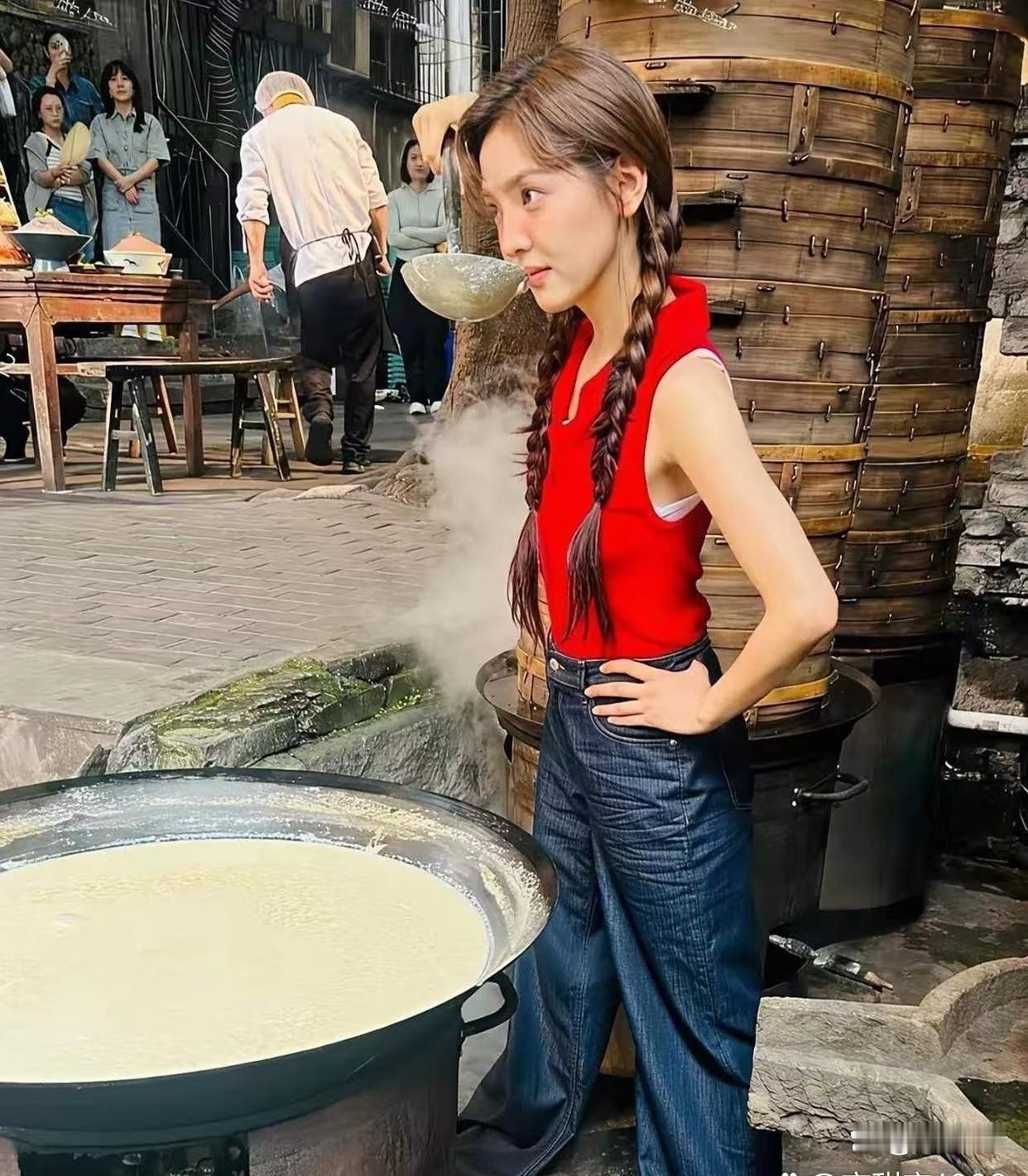 路人随手拍下的章若楠，跟精修图差太远了