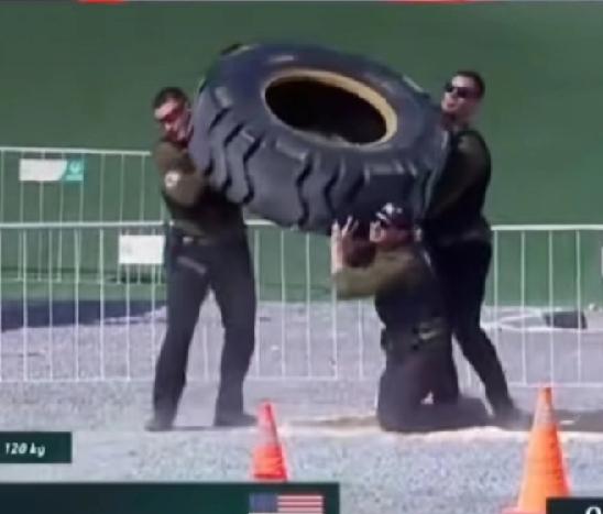 美国特警这也太弱了，3个人抬120公斤轮胎，1个人40公斤、80斤，不就是一袋子