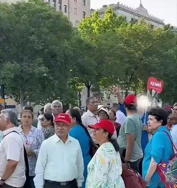 一批印度游客来华游玩，下车后争先恐后争抢前排位置，不愿按序排队。这些印度游客还搬