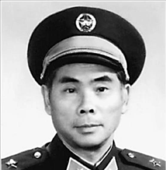 1950年10月，志愿军秘密入朝，开赴前线的过程中遇到撤退下来的人民军。道路狭窄