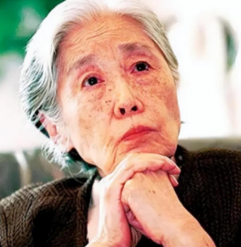 2006年，王光美因病去世。临终前，她突然向女儿刘亭抱拳作揖，虚弱地说：“女儿，