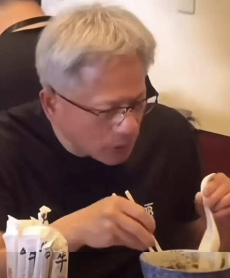 黄仁勋在台湾内湖牛耳吃牛肉面。该餐馆位于台湾内湖，名为牛耳，以牛肉面为主食。有业