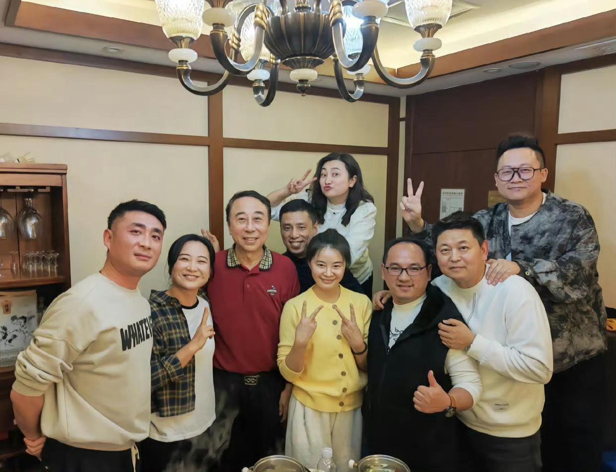 贾玲悄悄现身恩师冯巩生日宴，笑容依旧灿烂，酒窝深深，仿佛时光未改。师徒相聚温馨满