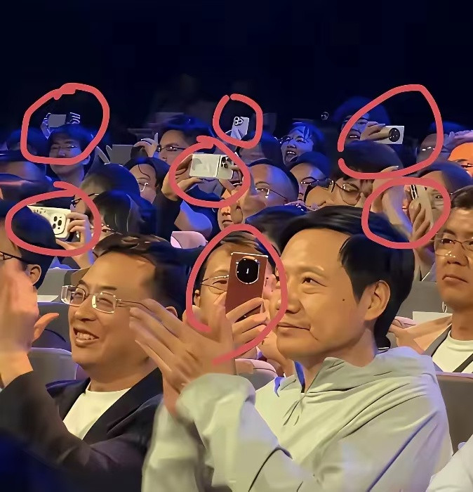 一张照片引发热议！雷军台下参加活动，周围观众拍照的手机清一色华为。这画面看着很有