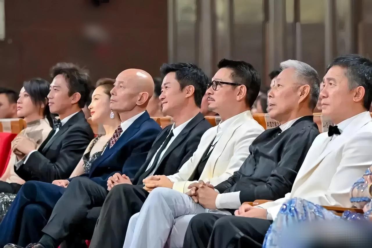 看着刘德华和梁朝伟都是60多岁，头发一个乌黑，一个都白发苍苍，这差距有点大。