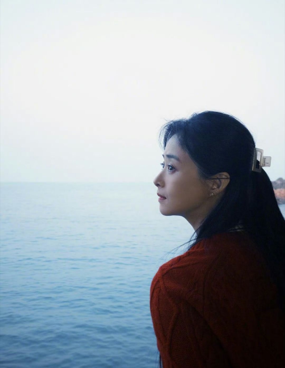 天呐蒋欣多拍侧脸穿这么一点不会觉得冷吗