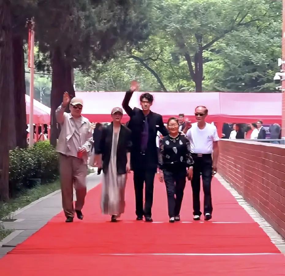 蒋勤勤陈建斌虽然没有让儿子从小出国读高中，可是到了大学阶段，也是不参加国内高考，