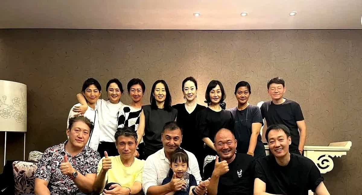 朱媛媛跟中戏93级表演班的同学聚会还是很避嫌的，没有跟男同学勾肩搭背的，而是站在