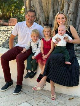 沃兹尼亚奇，晒出欢度圣诞的照片。“我们全家祝你们圣诞快乐！没有什么比体验圣诞魔法