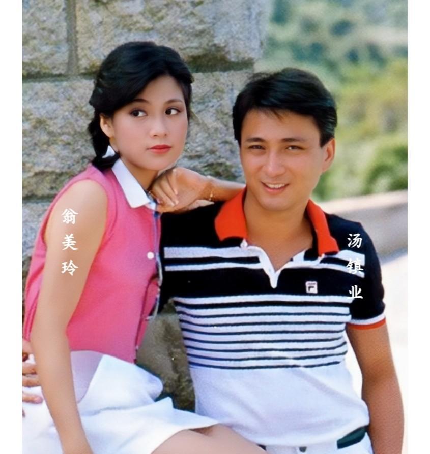 这张照片展现出了翁美玲和男友汤镇业1983年在香港的情景。那时候翁美玲24岁，貌