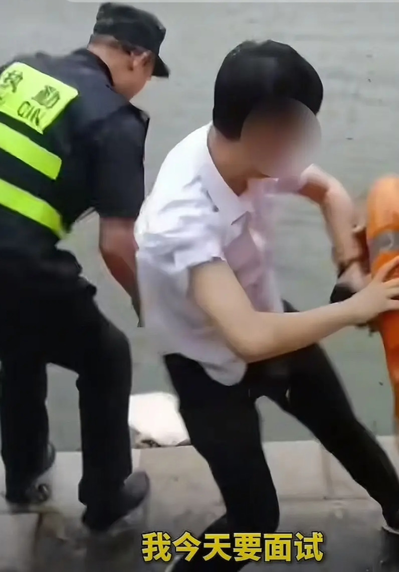 看看吧，生活把人逼成了什么样子！6月8日，武汉，张先生要去某高校参加一个很重