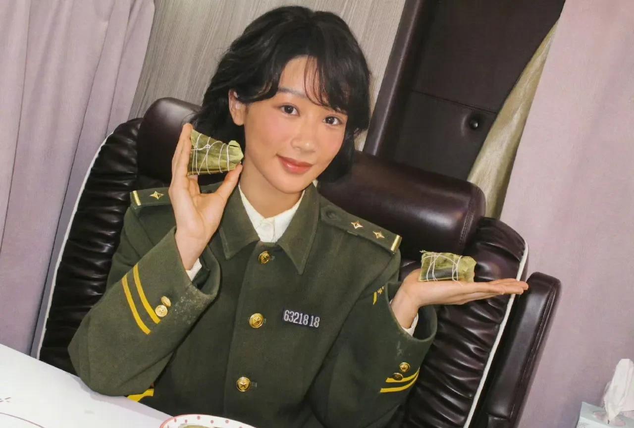 杨紫，高调发文！5月31日，端午节，很久没有露面的演员杨紫在社交平台发文，祝大