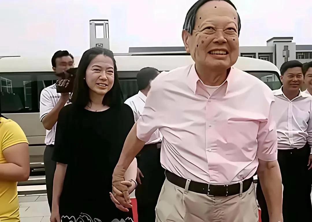 103岁的杨振宁和49岁的翁帆，两人手牵手，都是发自内心的灿烂笑容。孟凡也快5