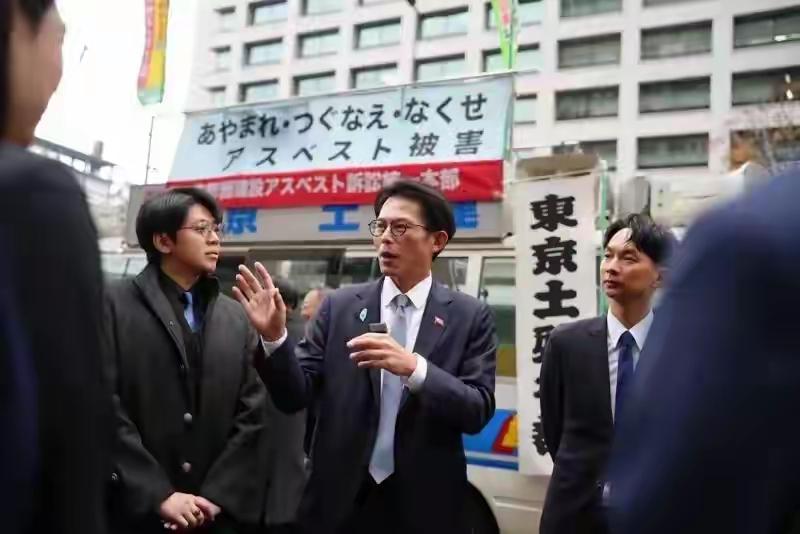 黄国昌窜日返台就喊话！馆长罕见怒批：对着空桌拍照太丢脸中日关系紧张之际，黄