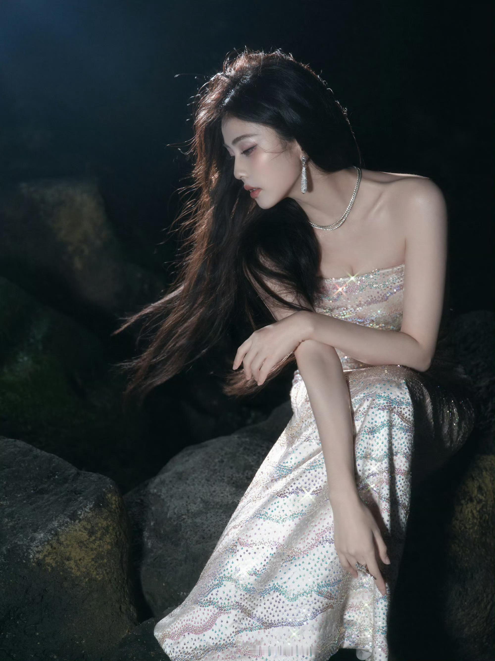 白鹿绸缎抹胸裙白鹿星光大赏第三套出图白鹿真的太美了吧也！！白鹿