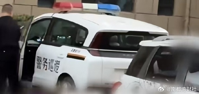 #男子穿便装开警车接送孩子被停职#【宁夏吴忠一男子穿便装开警车接送孩子，已停职！