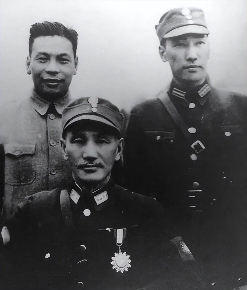 1997年9月，台北荣总病房里，81岁的蒋纬国把8盘录音带交到中兴大学教授范光陵