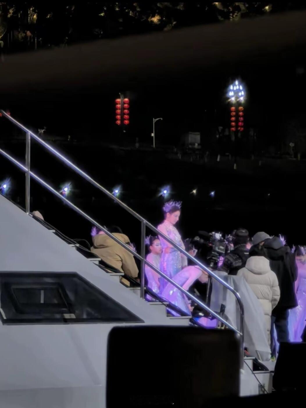 迪丽热巴热巴彩排图捡到两张热巴彩排图，模糊的像素，清晰的颜值！！迪丽热巴‖