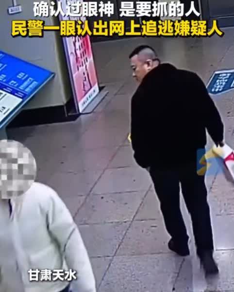 甘肃天水，一位民警刚从超市买了一提纸准备回家，下一秒就有个穿白色羽绒服的男子，就