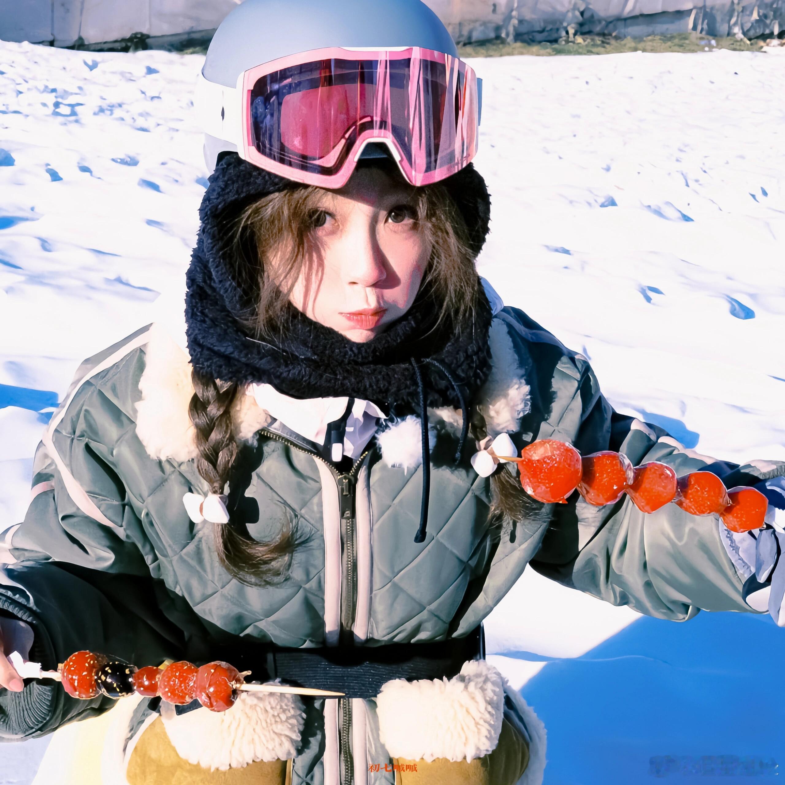 我也想尝虞书欣吃的草莓味道虞书欣又出神图了，简单清纯的双马尾俏皮又灵动，搭配白