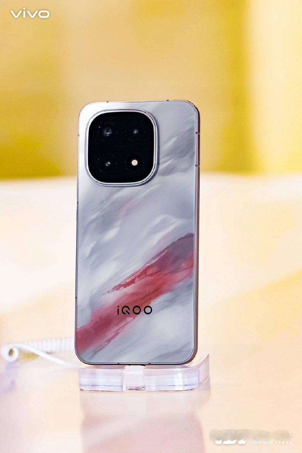 【全版本标配、行业独家，iQOO15手机出厂自带AR增透消反保护膜】iQ