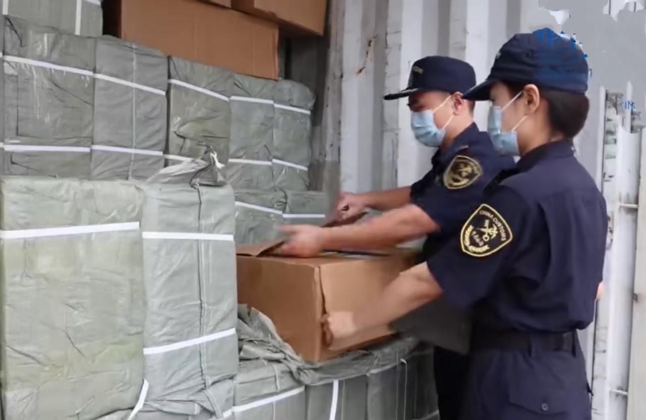 天量！青岛黄岛，海关查验出口货物时，在一个集装箱里发现与申报货物不符的物品，数量
