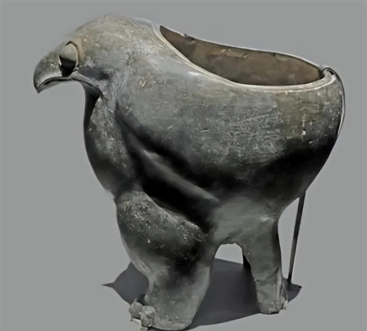 1958年，陕西泉护村一农妇在家里喂鸡，一男子过来歇脚，农妇搬了条小木凳给他。男