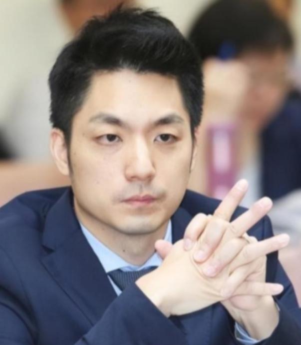 台北市市长、蒋介石的曾孙蒋万安直接把话说死了！他当着媒体的面斩钉截铁地说，自己绝