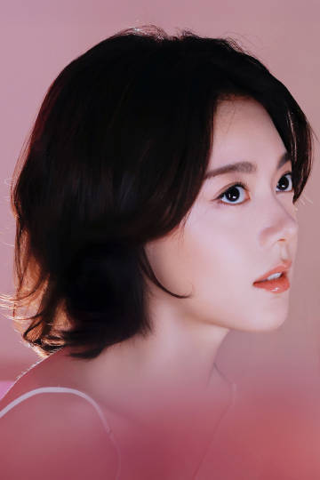 赵今麦娇兰拍摄花絮照，这个麦麦是水蜜桃味的，中间有一张好像电影封面