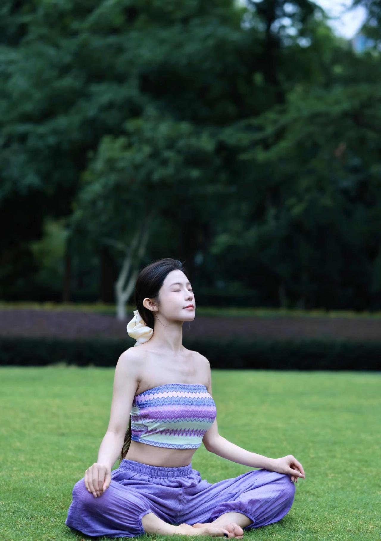 我最喜欢的还是在大自然中练习瑜伽的时候，这时候的我是最快乐的，最安静的！[吐舌头眯眼睛笑][
