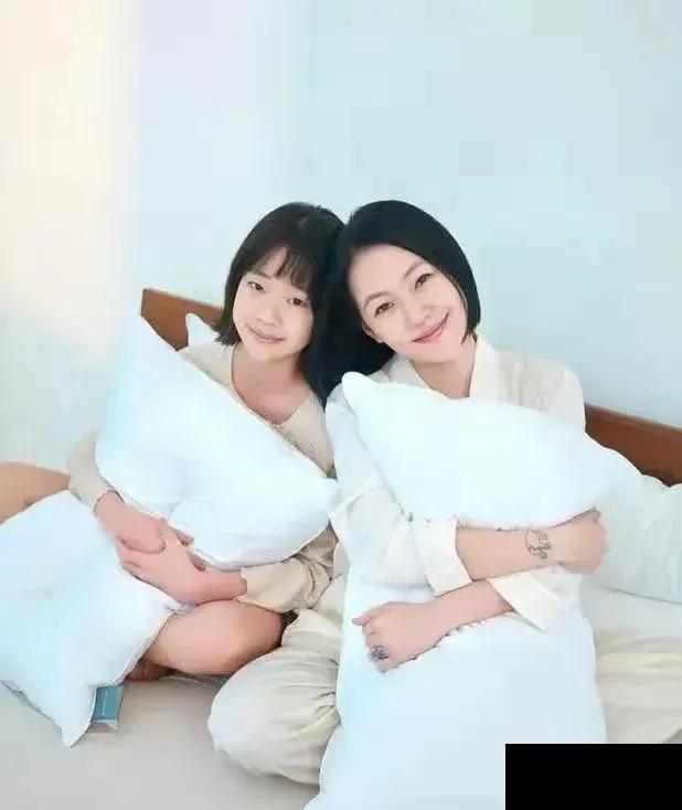 小S来内地玩还带小女儿拍广告，说实话她即使精修后颜值也太一般，这小丫头蛮像她，