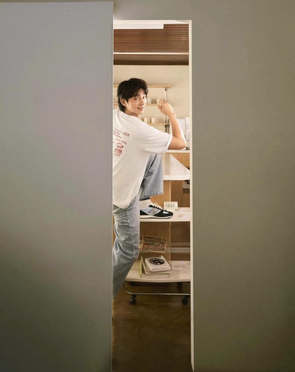 越来越年轻的诀窍是是什么呢？孔刘这组照片完全是青春男大学生。要知道这哥可是197