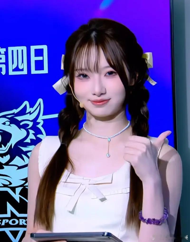 LPL主持阿芙晒下班照：谁美美撤离了美美美，软淑萌是谁就不用我多说了吧😘[