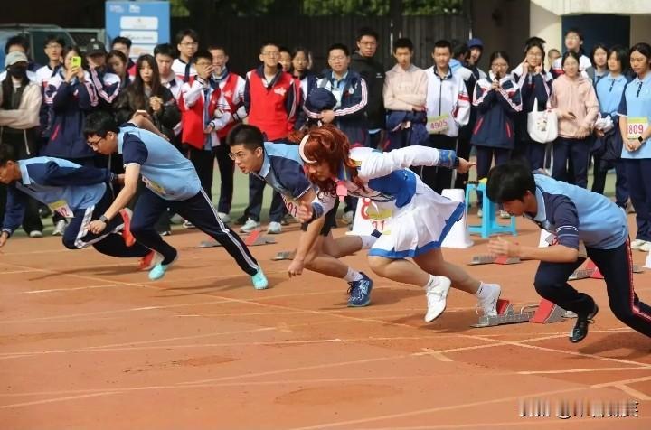 厦门一中学高二7班学生卢同学戴着假发，穿着JK的衣服参加比赛，并获得了预赛第一名