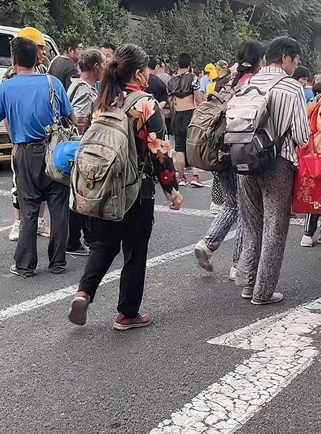 今天是7月20日，这是5点多的山东济南张庄劳务市场。路两边已经挤满了为生活奔波的