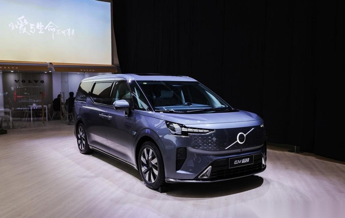 三款旗舰共同亮相北京车展，沃尔沃成为唯一实现全领域布局的豪华品牌！从燃油时代到电