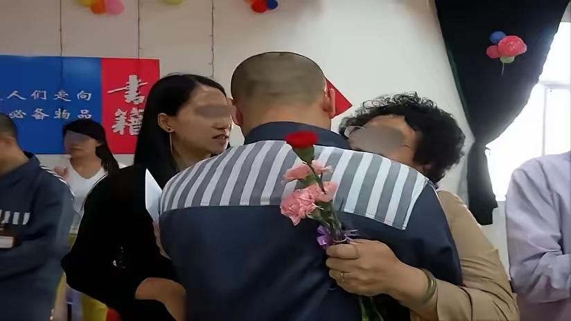 2019年，云南小伙第六次入狱后，不禁引起了狱警的注意，狱警疑惑地问小伙子：“1