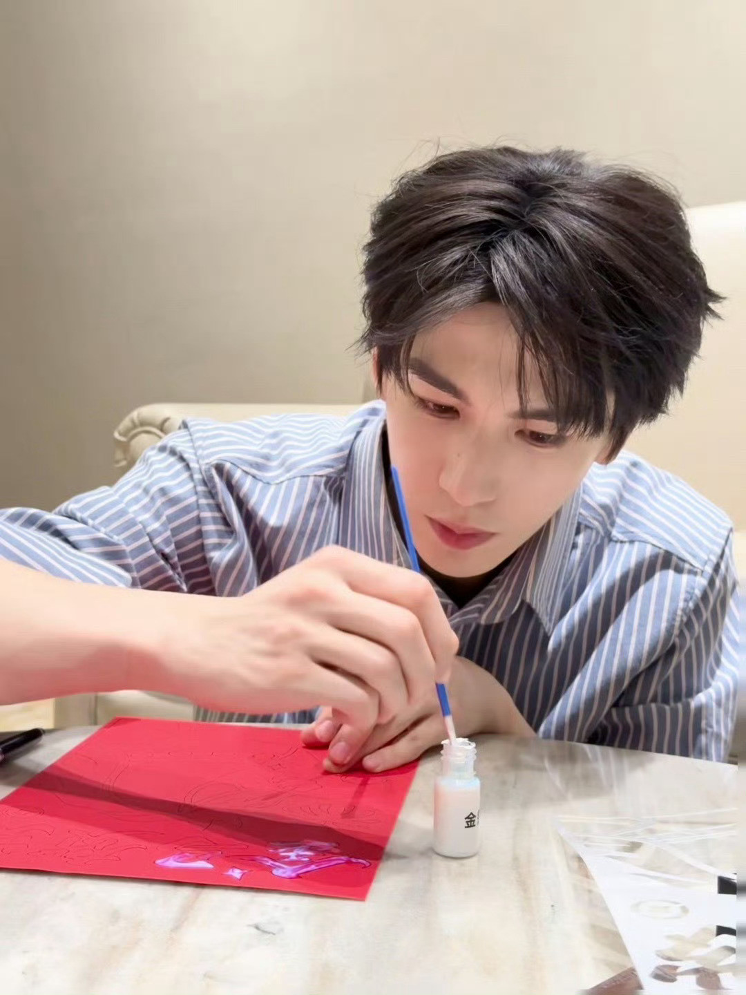 张凌赫单手拎相机上班，身姿挺拔、随性帅气，清冷氛围感直接拉满，气场全开。下一秒看