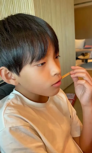 这一次的夏令营粉丝们拍到了姐弟两个的正面照。这次夏令营姐弟俩也交到了好多好朋友。