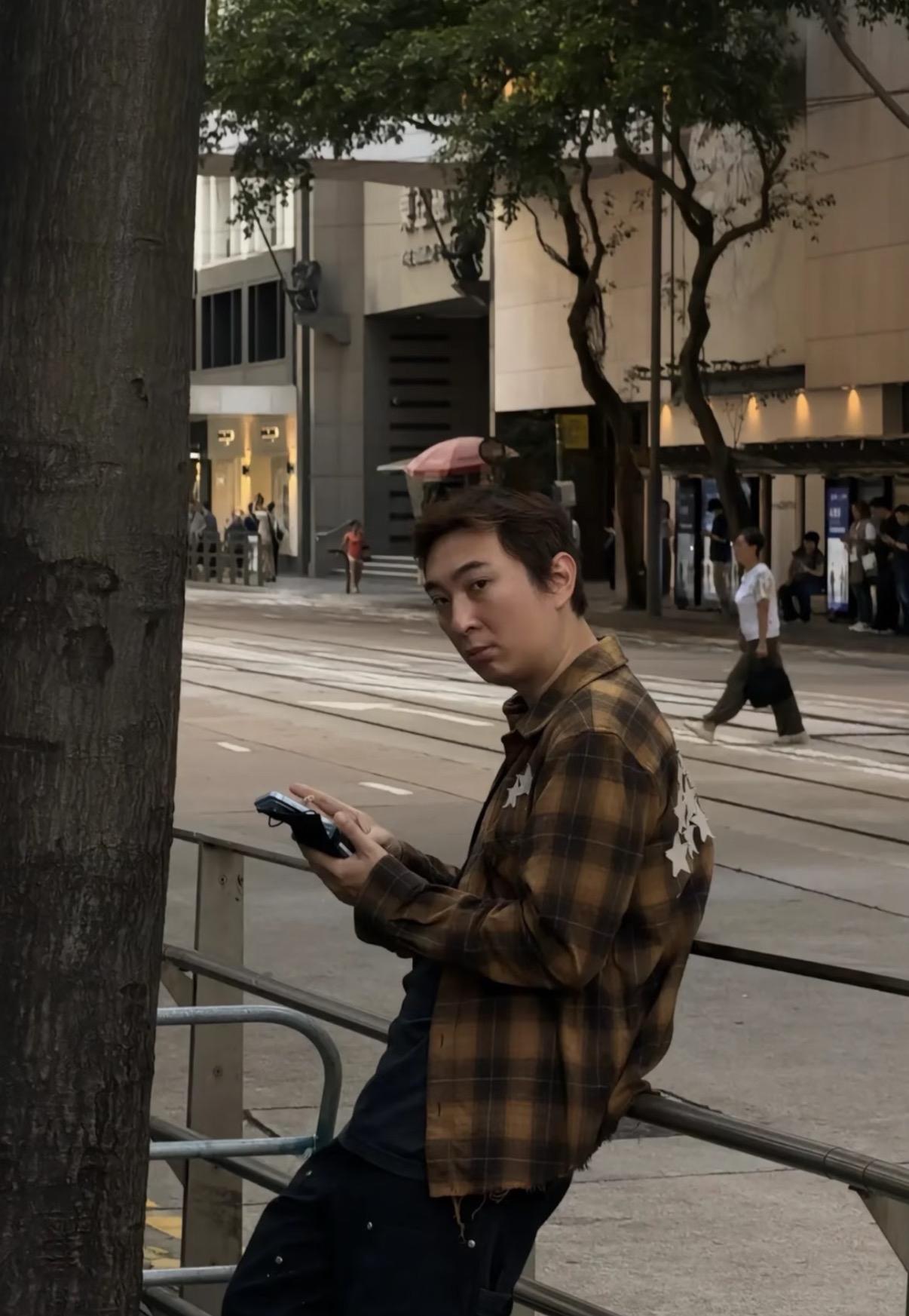 王思聪他不能找个好点的发型师吗…网友在香港偶遇王思聪在这边过中秋节，单看下半身穿