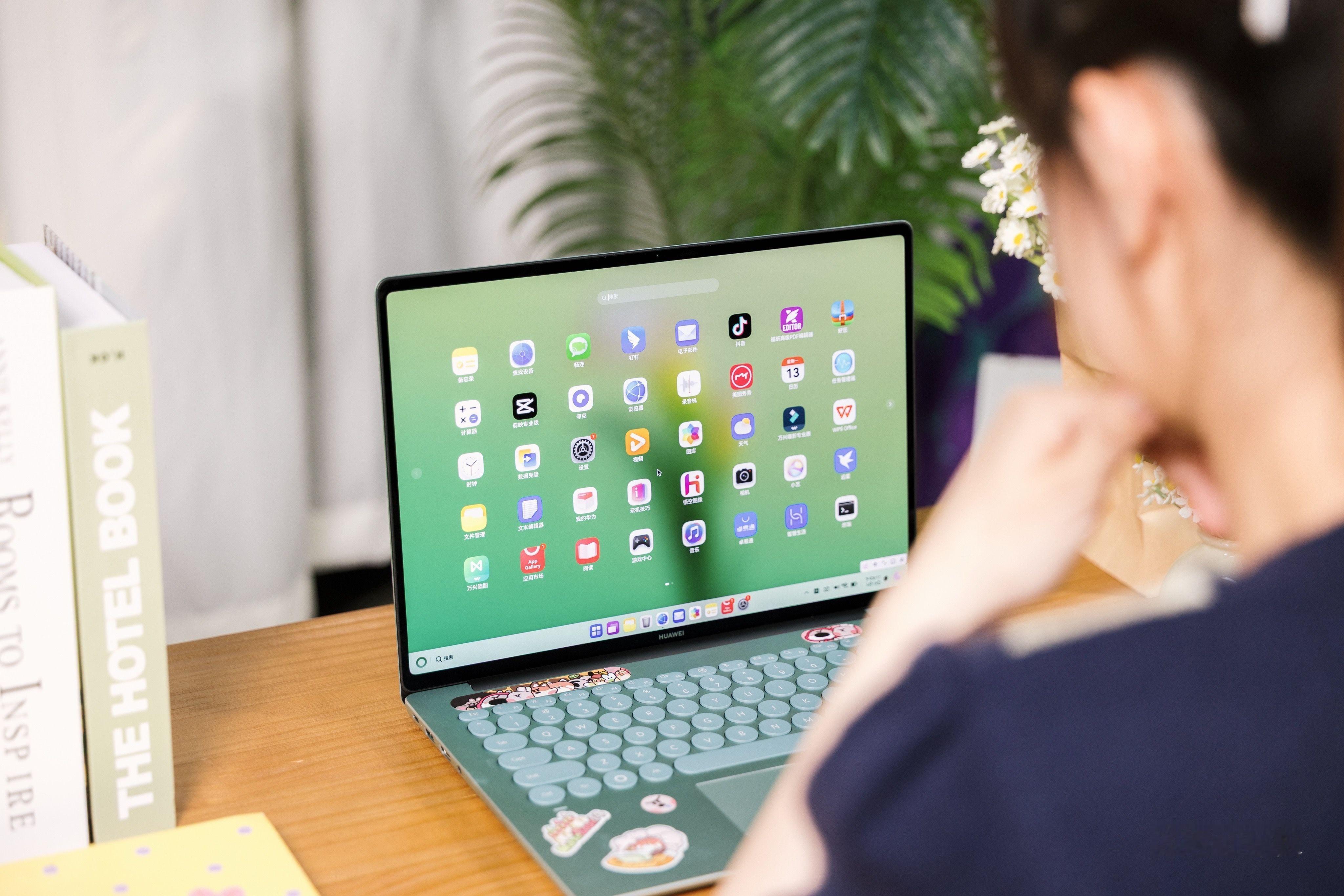 华为官宣全新鸿蒙电脑绿色配色真的很吸睛，可以说是诚意满满！再搭配圆键盘外观，这