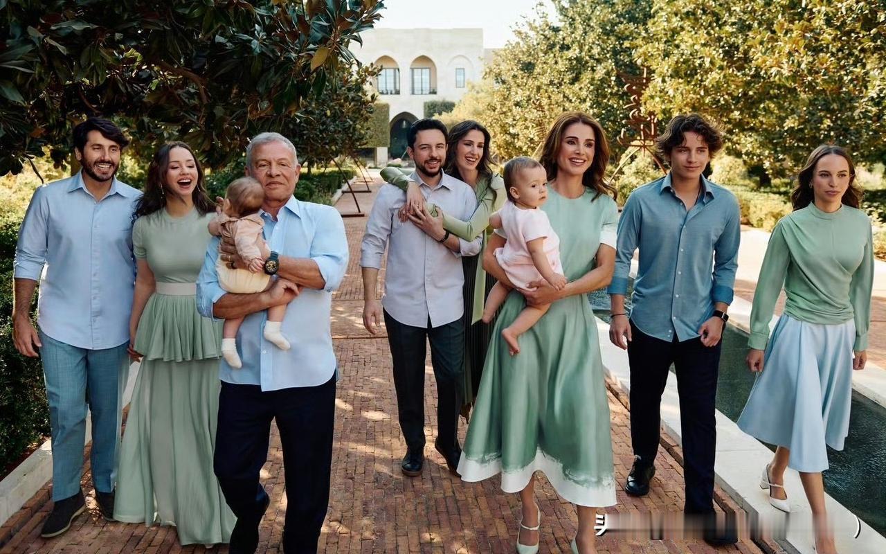 约旦一家的圣诞贺卡来啦！一大家子人都商量好了，连衣服都搭配了同色系，国王抱着外孙