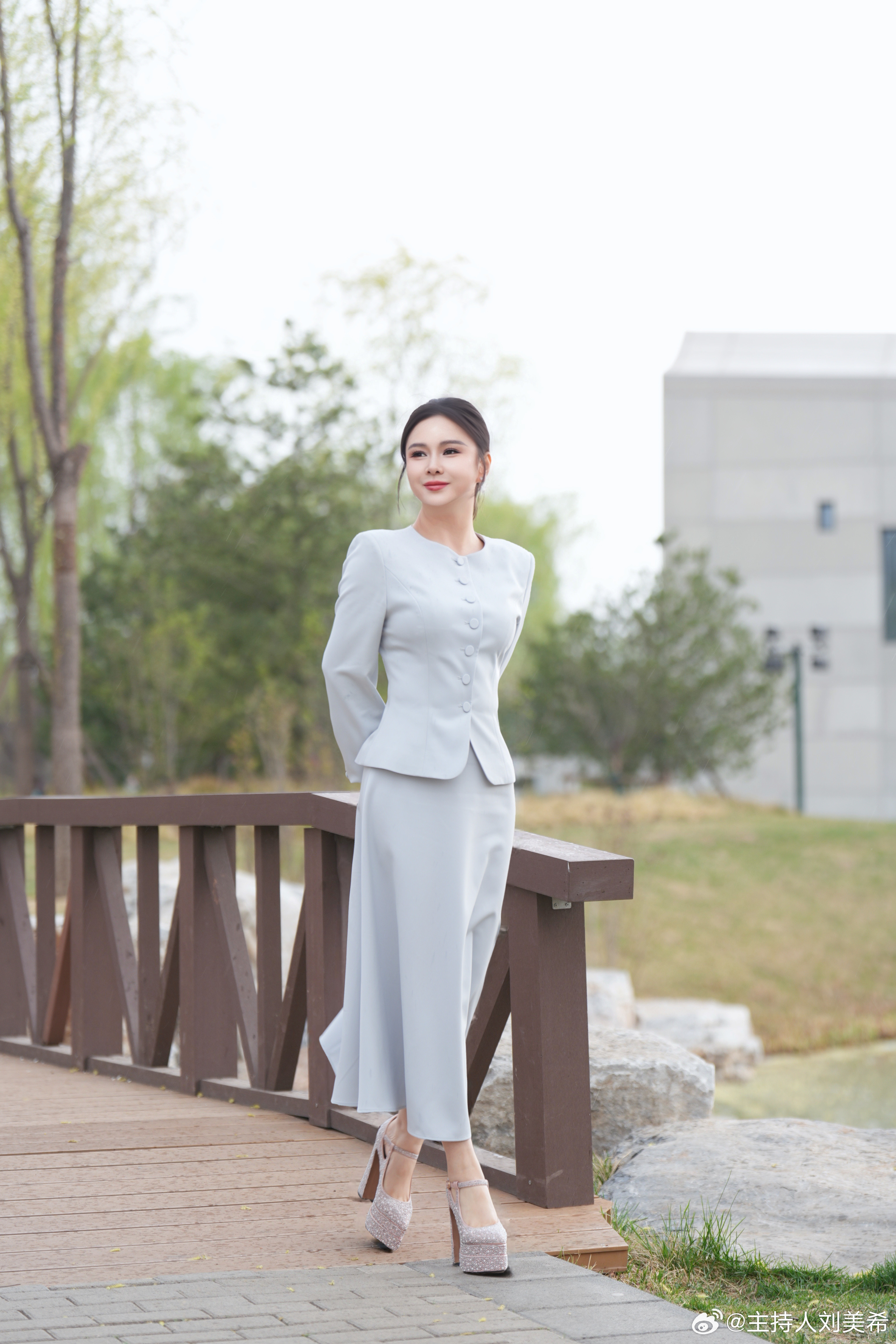 主持人刘美希发个简单的日常！一起出来晒太阳主持人刘美希的美丽图鉴主持人刘美希