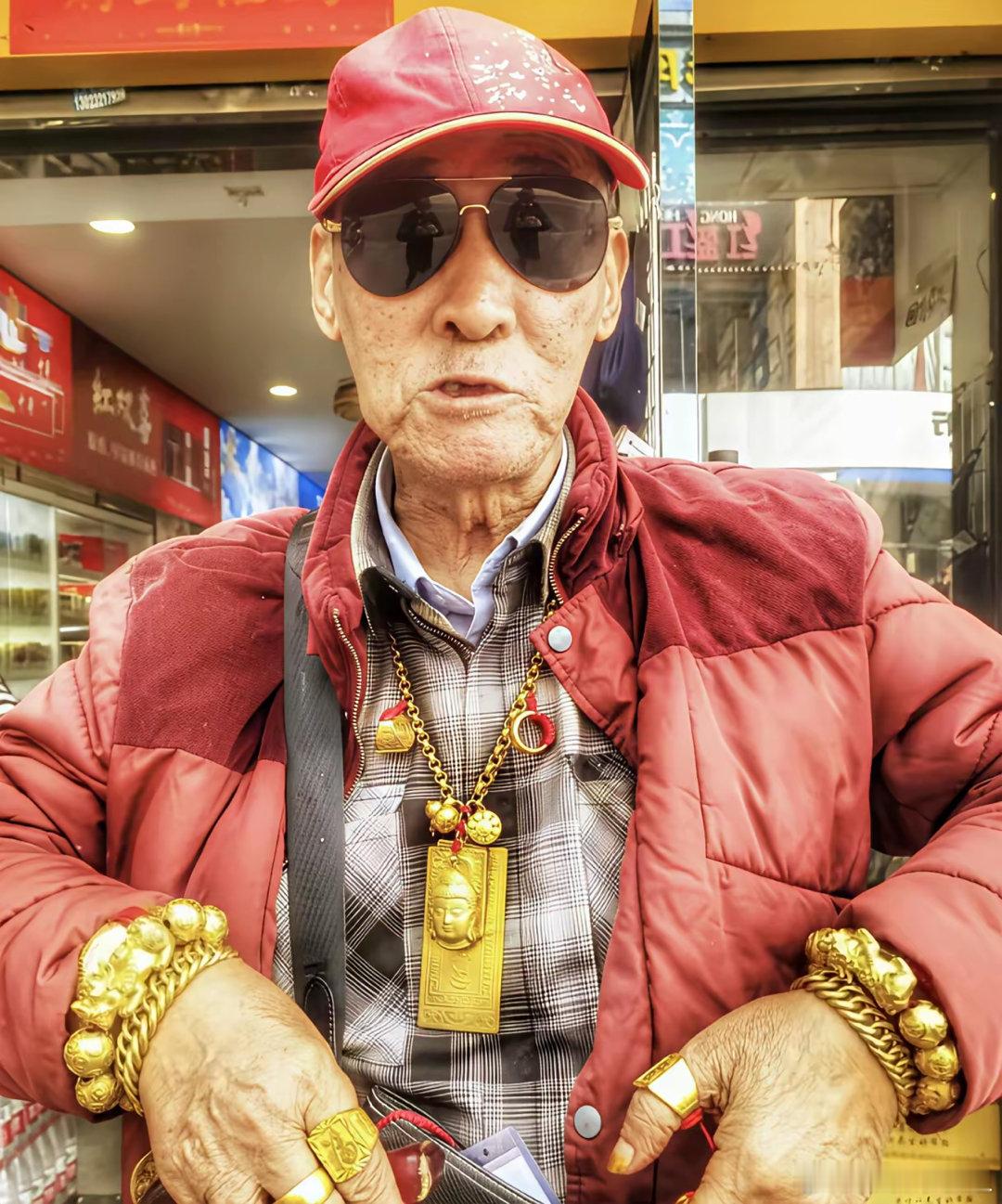 这位大叔真毒啊!当年黄金才200~300多一克时,一大叔咬牙囤了2000克,算下