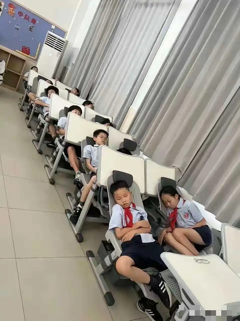 学生午休的一幕，惊呆了。