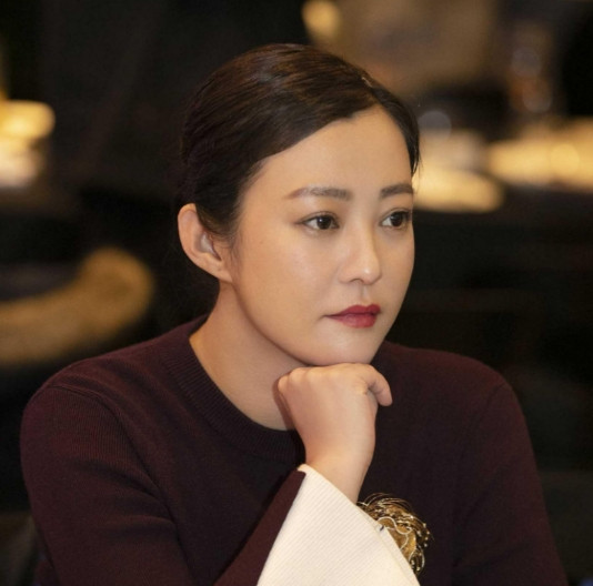 演员郝蕾说：“在我第二次离婚后，我特别的难过，哭着回到家里，我只想要从父母那里得