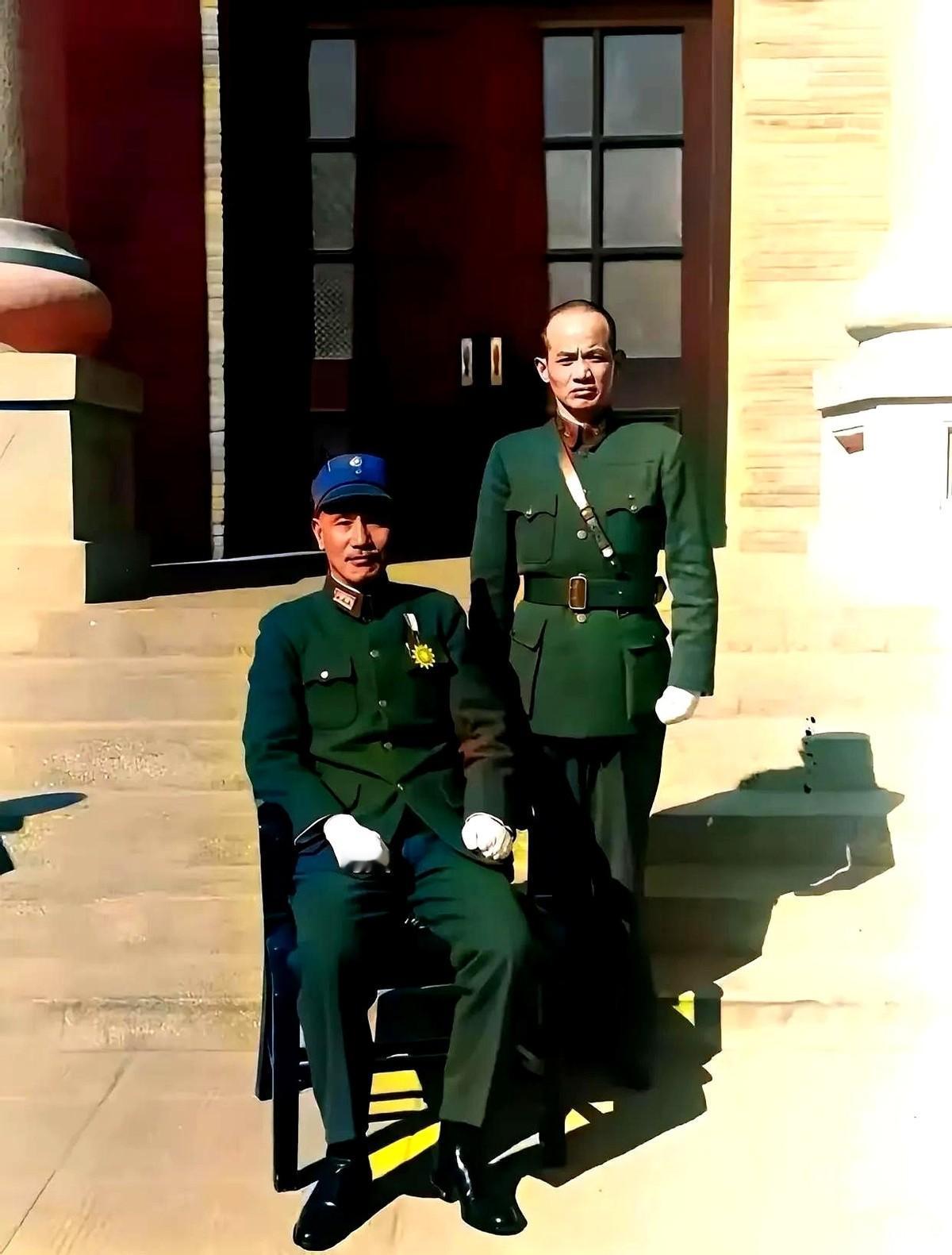 一张老照片，站着蒋中正，和他身边的俞济时。这个男人，手里攥着两张外人拿不到的“