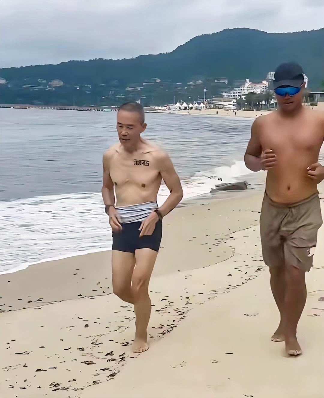 近日，网传75岁王石在深圳海滩跑步锻炼的照片。照片里，他光着膀子，瘦得只剩皮包骨